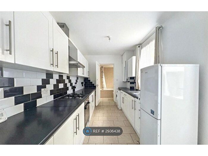 3 Bedroom Terraced House To Rent In Ridgway Road, Luton, LU2