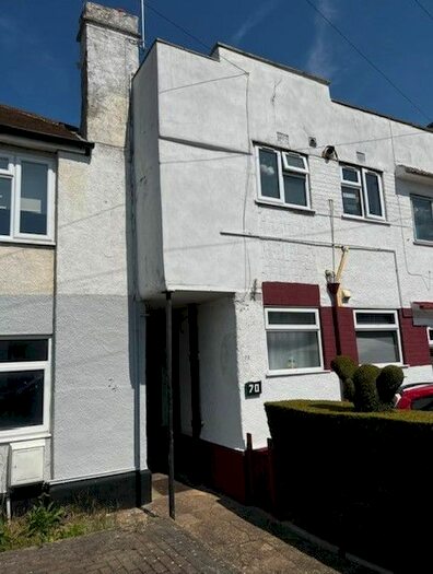 2 Bedroom Flat To Rent In St. Marks Avenue, Gravesend, Kent, DA11