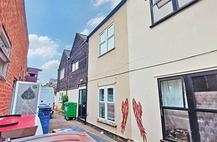 3 Bedroom Flat For Sale In Connaught Road, Ilford, IG1