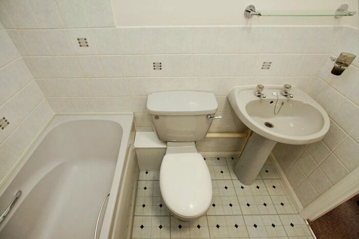 1 Bedroom Flat For Sale In Loughman Close, Kingswood, Bristol, Gloucestershire, BS15