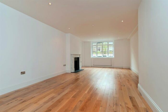 3 Bedroom Flat For Sale In Regents Park, London, NW8