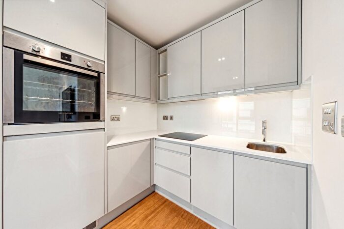 2 Bedroom Flat To Rent In Jessica House, Red Lion Square, SW18