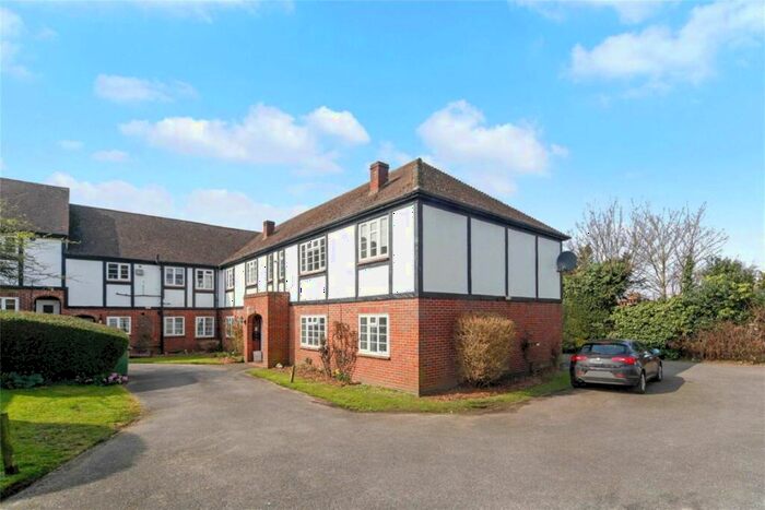 2 Bedroom Flat To Rent In Arlington Lodge, Weybridge, KT13