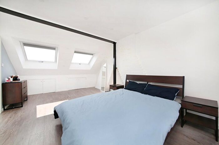 3 Bedroom Flat For Sale In Comyn Road, Clapham Junction, SW11