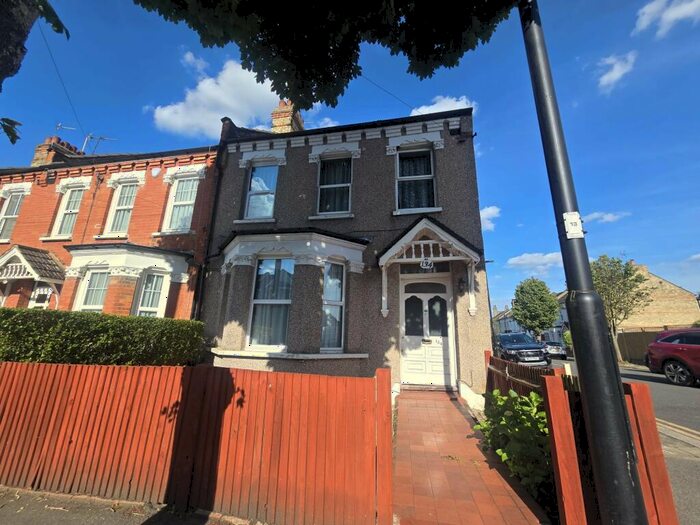 4 Bedroom House To Rent In Hoppers Road, Winchmore Hill, N21