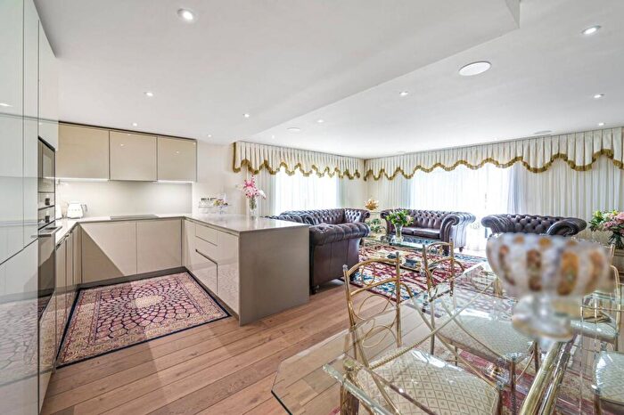3 Bedroom Flat For Sale In Beaufort Square, Edgware, London, NW9