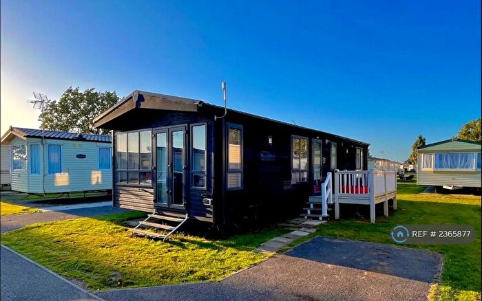 2 Bedroom Mobile Home To Rent In Seawick, Clacton, CO16