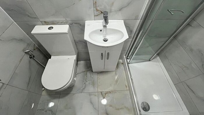 5 Bedroom Semi-Detached House To Rent In Basildene Road, Hounslow, TW4