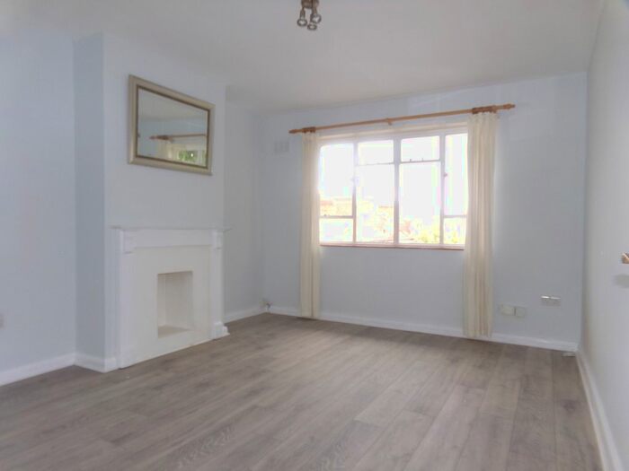 1 Bedroom Flat To Rent In Boundaries Road, London, SW12