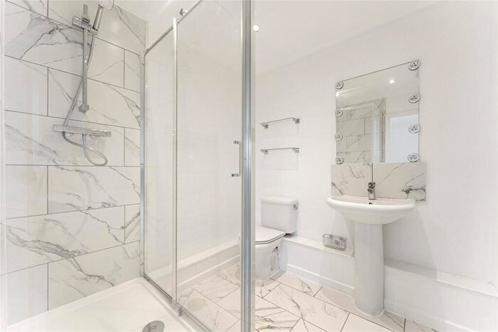 3 Bedroom Flat To Rent In Church Street, Walton-on-Thames, Surrey, KT12