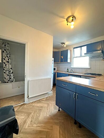 5 Bedroom Flat To Rent In Burdett Road, Mile End, E3