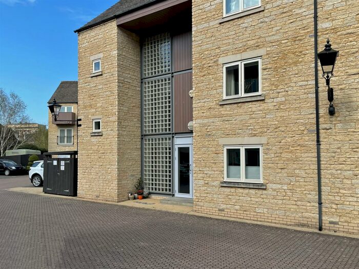 3 Bedroom Flat To Rent In Riverside Place, Stamford, PE9