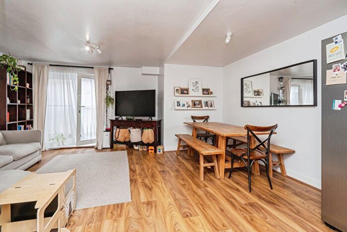 1 Bedroom Flat For Sale In Rosemount Avenue, West Byfleet, Surrey, KT14