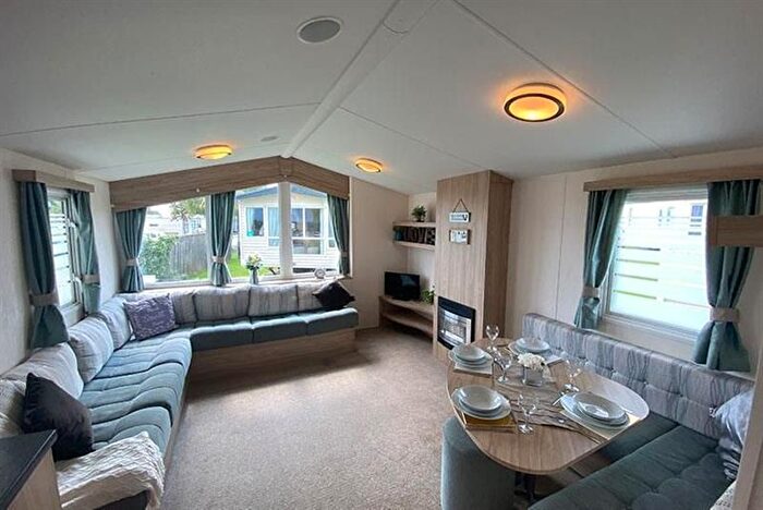 3 Bedroom Mobile/park Home For Sale In North Sea Lane, Humberston, Grimsby, DN36