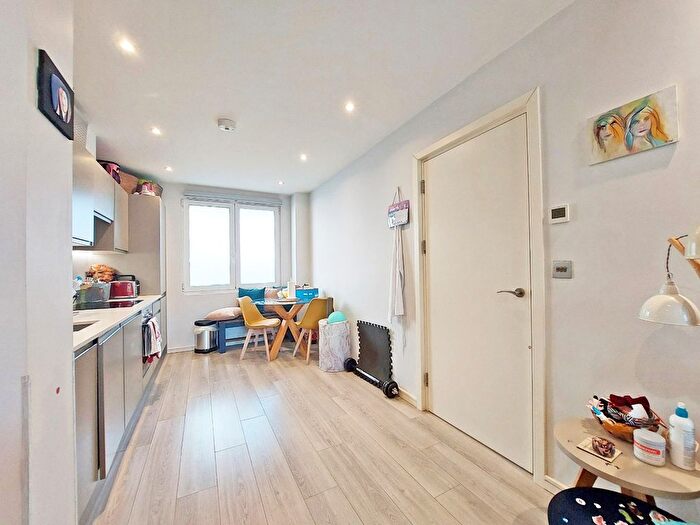 1 Bedroom Flat For Sale In Roxborough Avenue, Harrow, Greater London, HA1