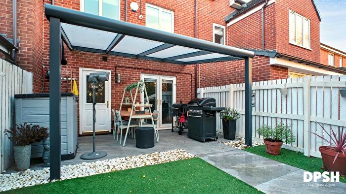 4 Bedroom Town House For Sale In Field Park Grange, Gildersome, LS27