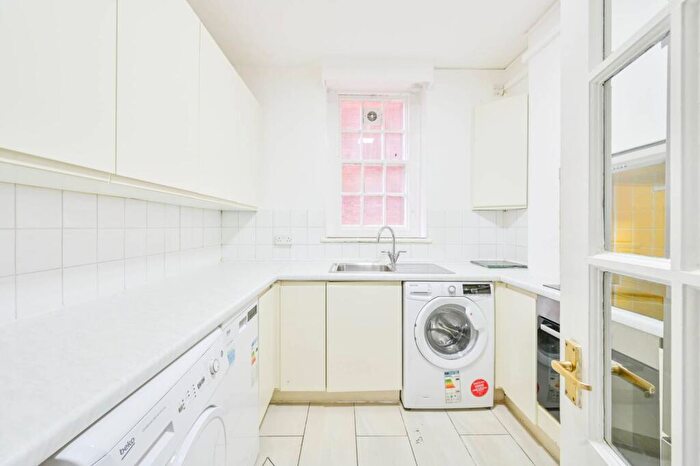 2 Bedroom Flat To Rent In Grove End Road, St John's Wood, London, NW8