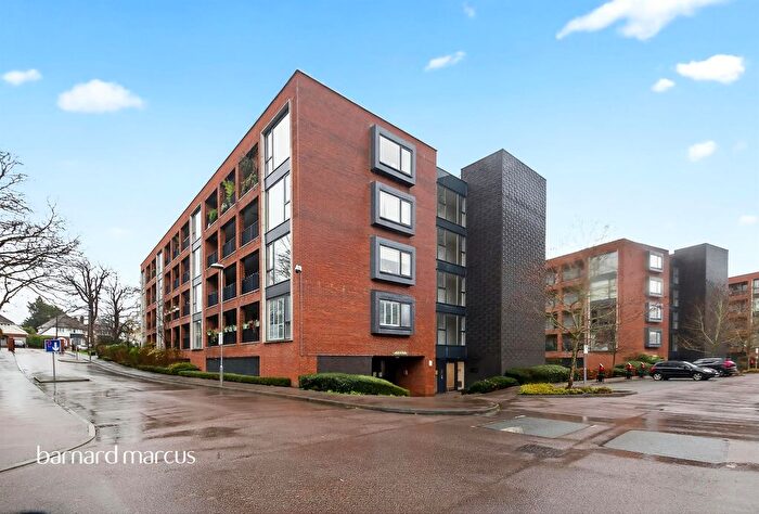 2 Bedroom Flat For Sale In Ebony Crescent, Barnet, EN4