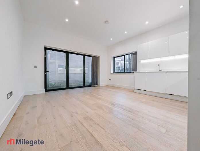 1 Bedroom Flat To Rent In Gallows Yard, Kingston Upon Thames, KT2