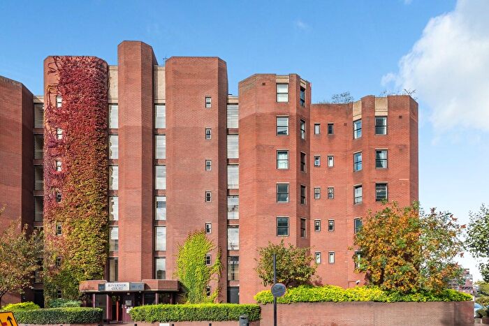 3 Bedroom Flat To Rent In Riverside Court, Nine Elms Lane, London, SW8