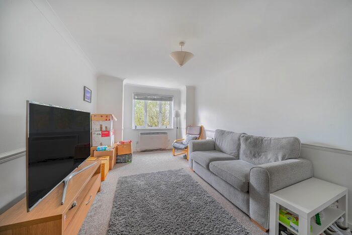 2 Bedroom Flat To Rent In Pippin Court, Park Road, Barnet, And Parking Space, EN4