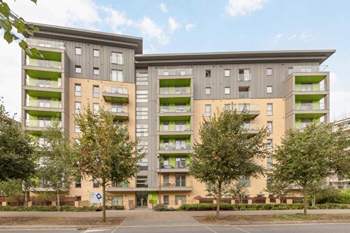 2 Bedroom Flat To Rent In Lakeside Drive, Park Royal, NW10