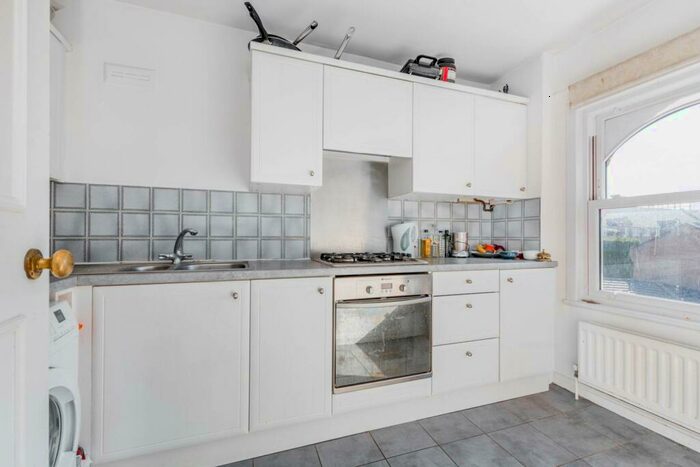 1 Bedroom Flat To Rent In Albert Close, Victoria Park, London, E9