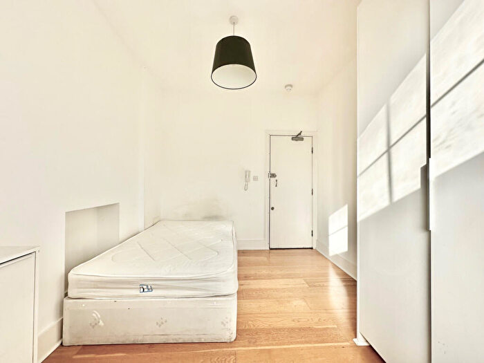 Flat To Rent In Quex Road, NW6