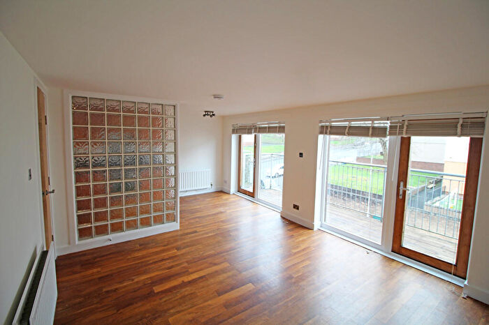 2 Bedroom Flat To Rent In Lochburn Gate, Glasgow, G20