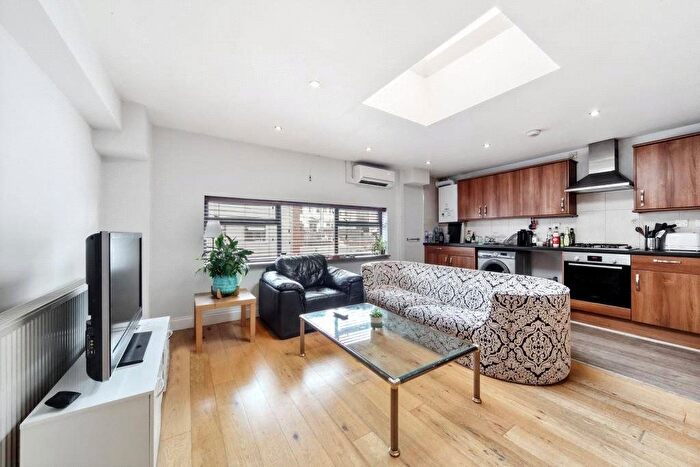 3 Bedroom Flat To Rent In Camden Road, Holloway, London, N7