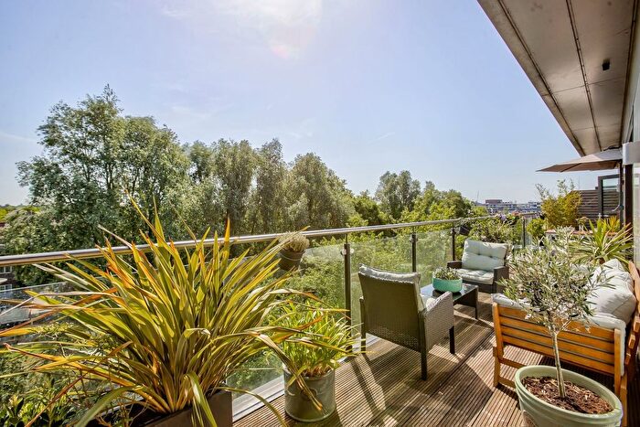 2 Bedroom Flat For Sale In Knaresborough Drive, Earlsfield, London, SW18