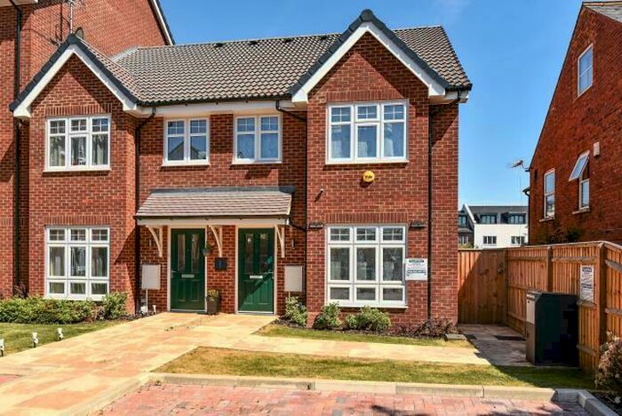 3 Bedroom End Of Terrace House To Rent In High Wycombe, Buckinghamshire, HP13