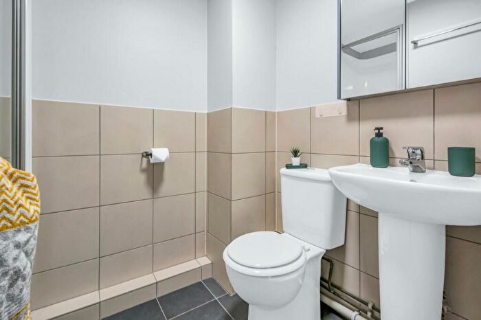 1 Bedroom Private Hall To Rent In Burley Road, Leeds, LS3