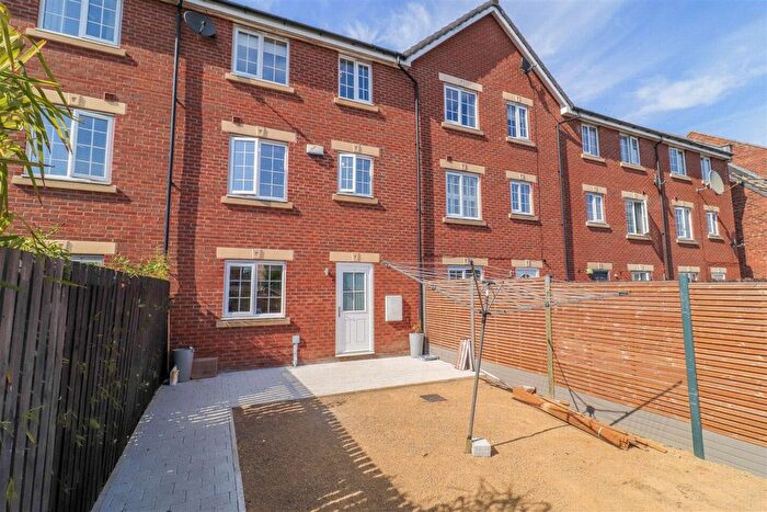 4 Bedroom Town House For Sale In Chancel Road, Wakefield, WF1