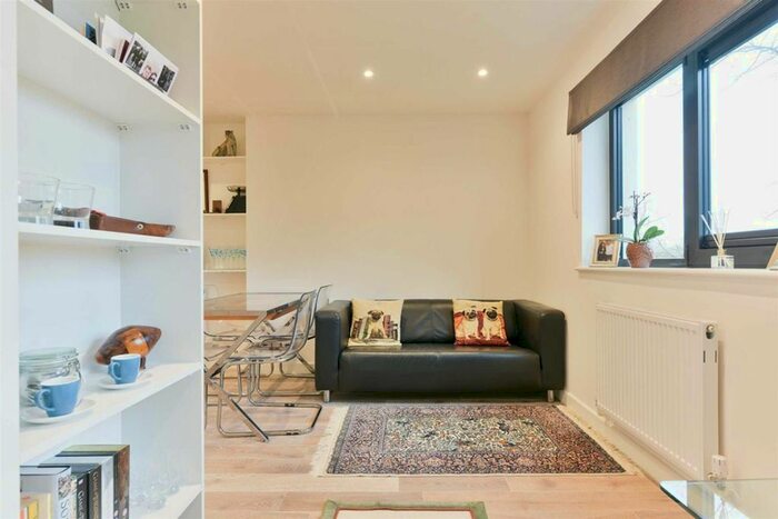 1 Bedroom Flat For Sale In South Street, Epsom, KT18