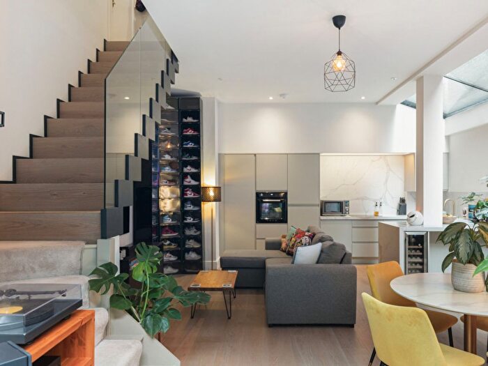 2 Bedroom Flat For Sale In Gordon Road, London, W5