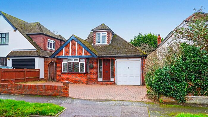 3 Bedroom Chalet For Sale In West Farm Close, Ashtead, KT21