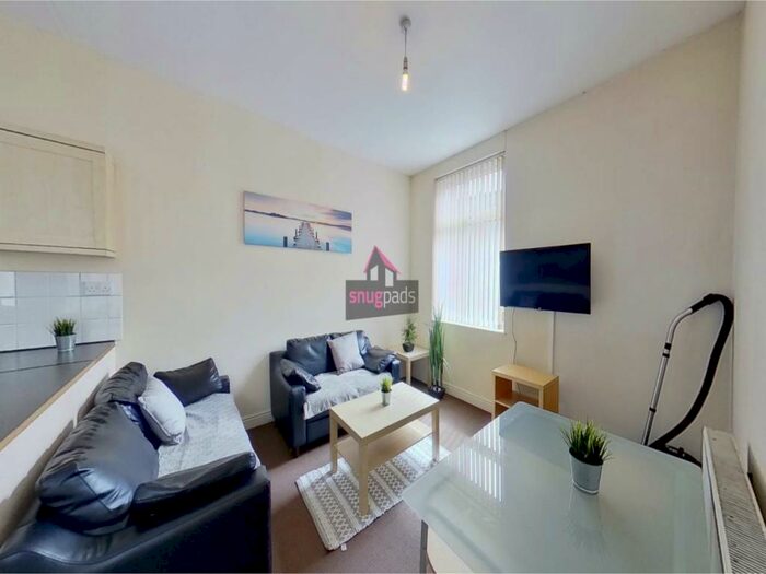 3 Bedroom Flat To Rent In Carlton Road, Salford, Manchester, M6