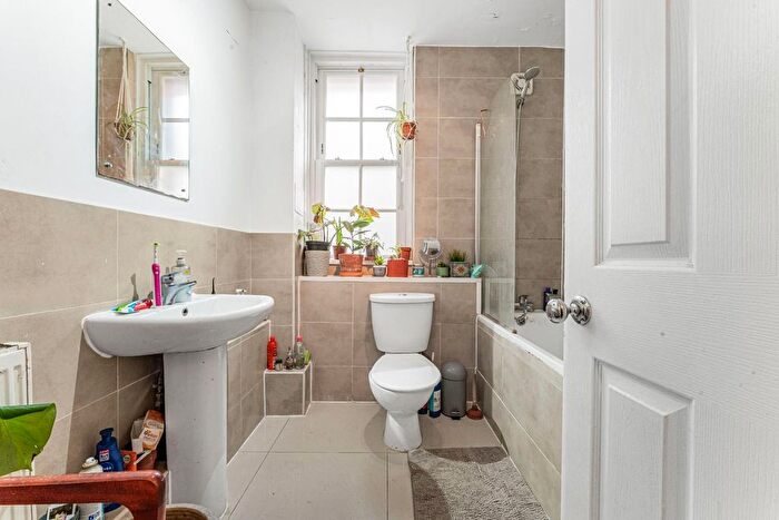 1 Bedroom Flat For Sale In Peabody Estate, Camberwell Green, London, SE5