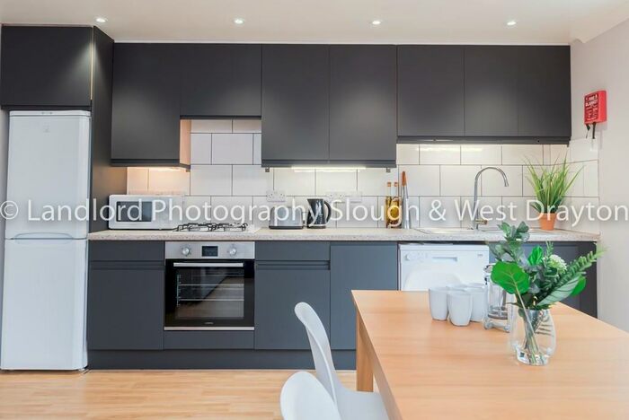 6 Bedroom Semi-Detached House To Rent In Broomfield, GU2