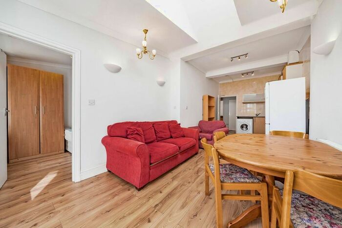 3 Bedroom Flat To Rent In Montana Road, Tooting Bec, London, SW17