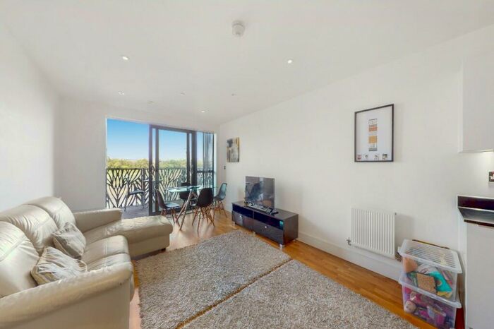 2 Bedroom Flat To Rent In City View Point, Leven Road, London, E14