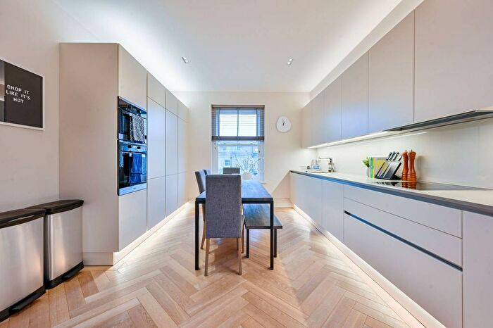 3 Bedroom Flat To Rent In Gunterstone Road, West Kensington, London, W14