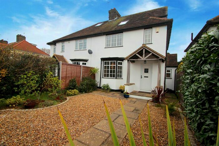 3 Bedroom Semi-Detached House For Sale In Tower Hill, Chipperfield, Kings Langley, WD4