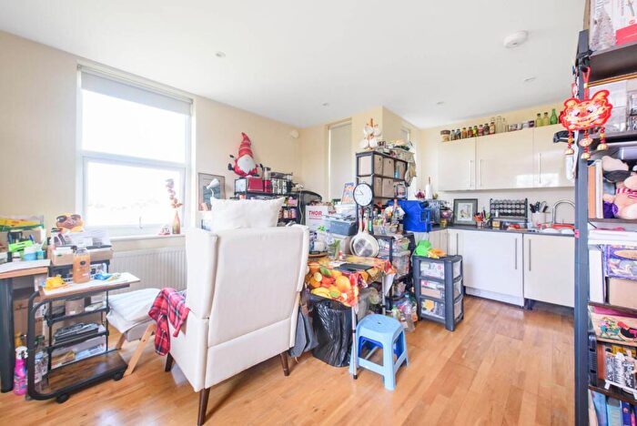 1 Bedroom Flat For Sale In Brent View House, Temple Fortune, London, NW11