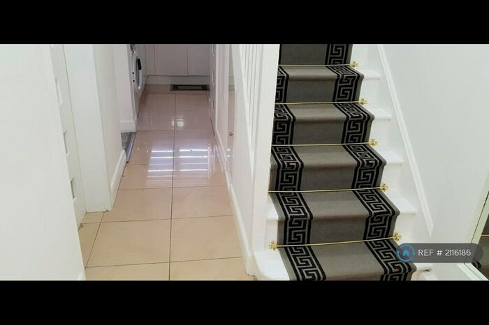 3 Bedroom Semi-Detached House To Rent In Kendal Close, Luton, LU3