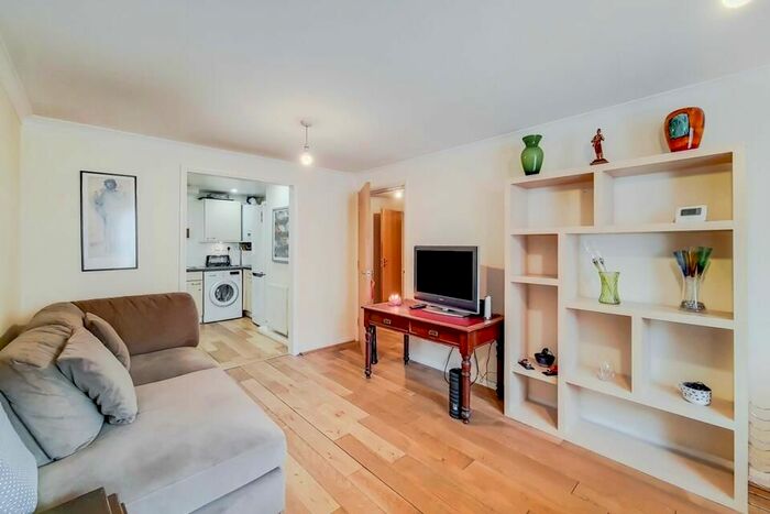 2 Bedroom Flat To Rent In Portland Grove, London, SW8