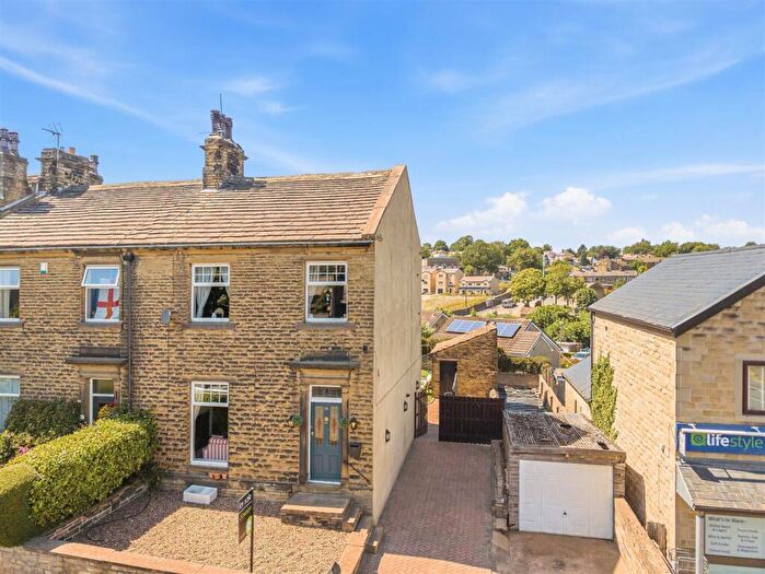 3 Bedroom End Of Terrace House For Sale In Crowtrees Lane, Rastrick, Brighouse, HD6