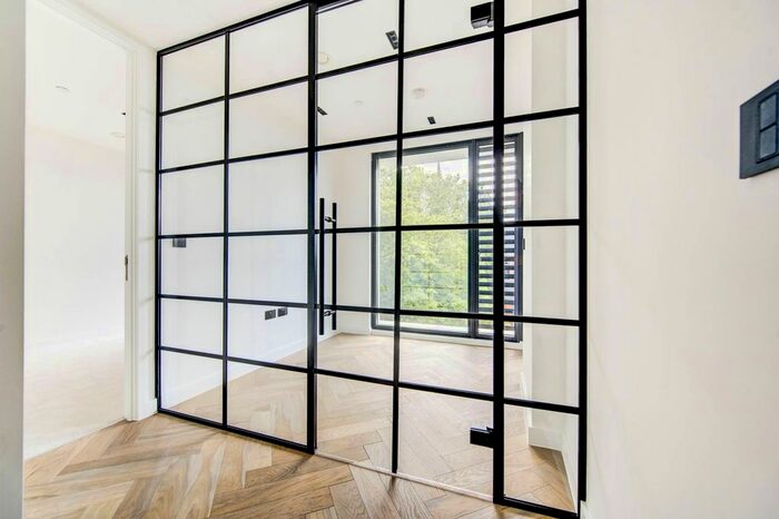 3 Bedroom Flat To Rent In Cluny Mews, Earls Court, SW5