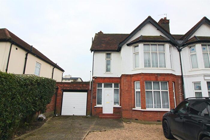 4 Bedroom Semi-Detached House To Rent In Uxbridge Road, Hayes, UB4